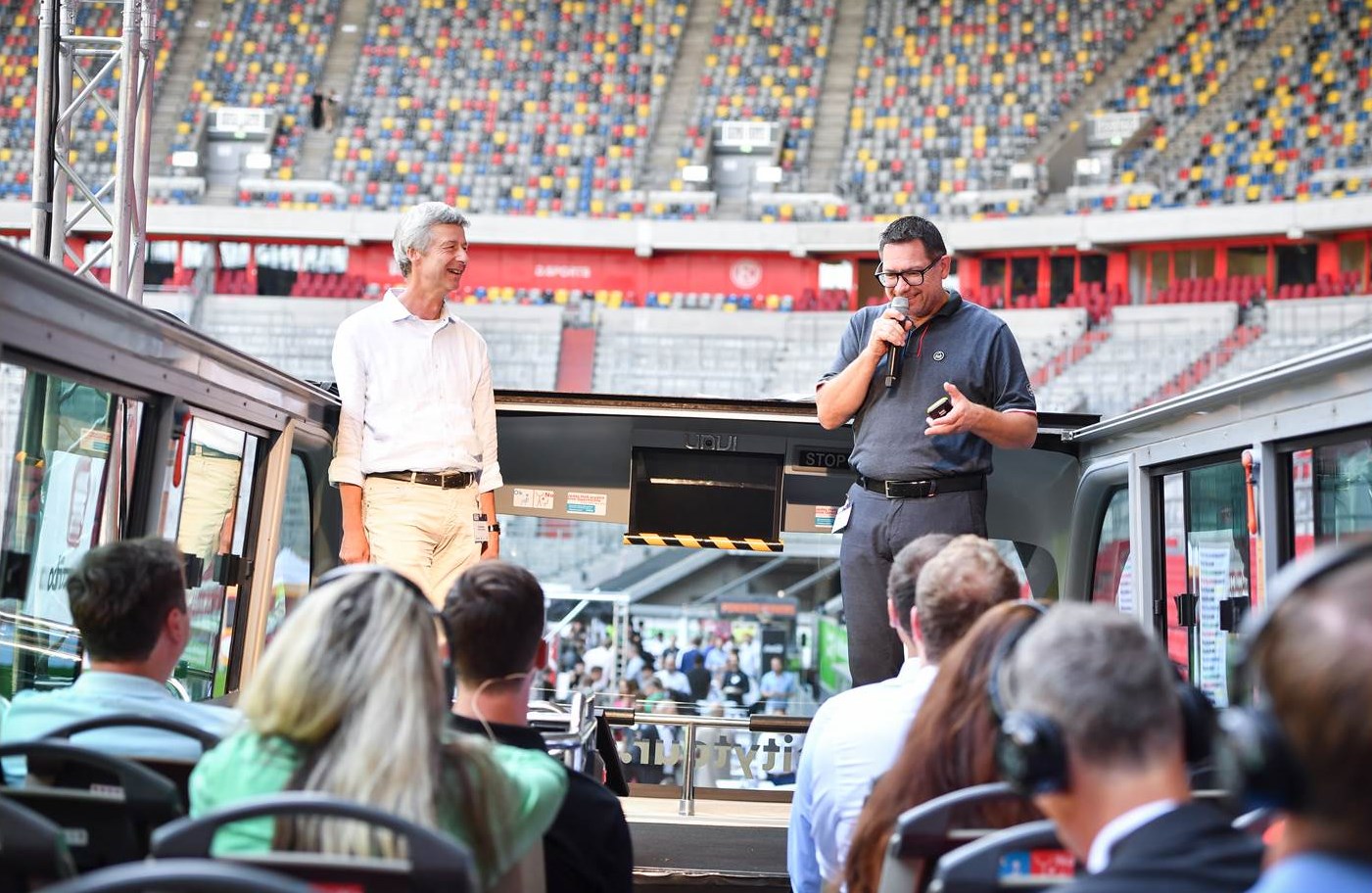Der Düsseldorfer Hop On Hop Off Bus wird auch 2025 wieder zur Bühne mitten im Stadion. Über 80 Speaker werden in 14 Foren ihr Wissen aus der Praxis teilen. (Bildrechte: ESB Marketing Netzwerk / Fotograf: Gabriele Grießenböck)