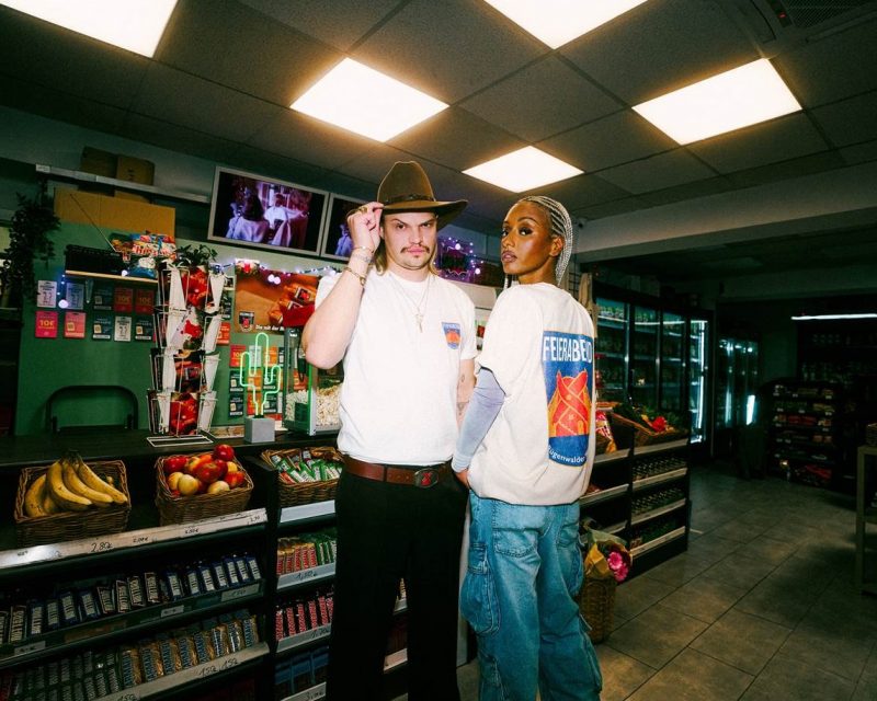 Der ikonische Reiter-Werbespot der Rügenwalder Mühle (1996) ist 2026 mit Wilson Gonzalez Ochsenknecht und Rapperin Nura in einer Neuinterpretation zu sehen. (Bildrechte: Rügenwalder Mühle Carl Müller, Fotograf: Rügenwalder Mühle / Jules Esick)