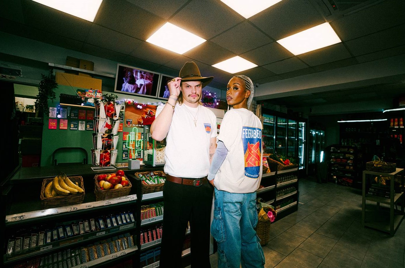 Der ikonische Reiter-Werbespot der Rügenwalder Mühle (1996) ist 2026 mit Wilson Gonzalez Ochsenknecht und Rapperin Nura in einer Neuinterpretation zu sehen. (Bildrechte: Rügenwalder Mühle Carl Müller, Fotograf: Rügenwalder Mühle / Jules Esick)