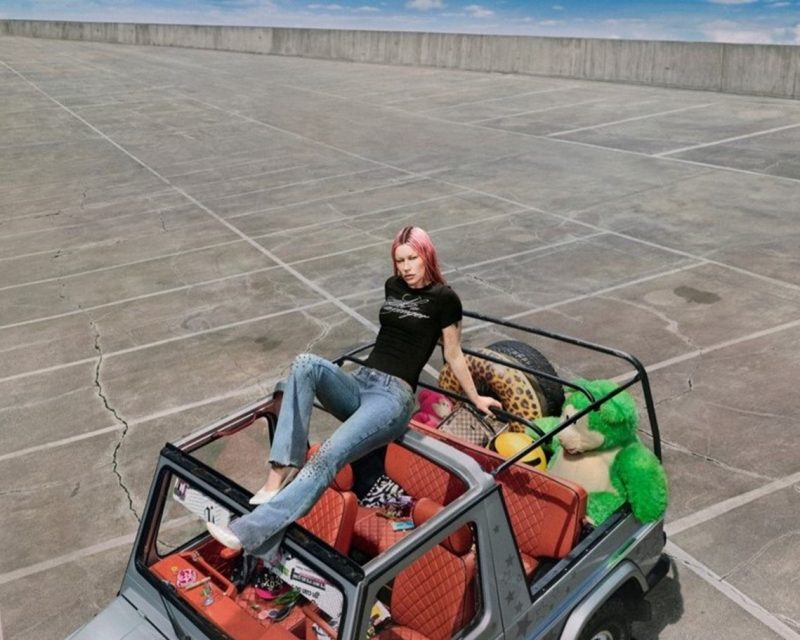 Telekom Kampagne NOT A PASSENGER mit Rhian Teasdale, Frontfrau der preisgekrönten britischen Indie-Rock-Band Wet Leg (Copyright: Deutsche Telekom)