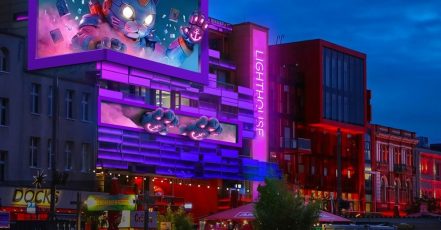 Visualisierung des neuen Immersive-DOOH-Screens von Ströer und blowUP media. The Lighthouse, St. Pauli / Hamburg. (Copyright: Ströer / blowUP media)