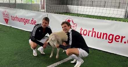 Bild: Die Brüder Thomas Müller und Simon Müller geben, unterstützt durch das Schaf Dolly, in sechs Videos praktische Ernährungstipps, die fit für den Fussball machen. Die Videos sind Teil der neuen Torhunger-Kampagne von REWE, einer Ernährungs-Initiative in Kooperation mit dem DFB. (Bildrechte REWE Group)
