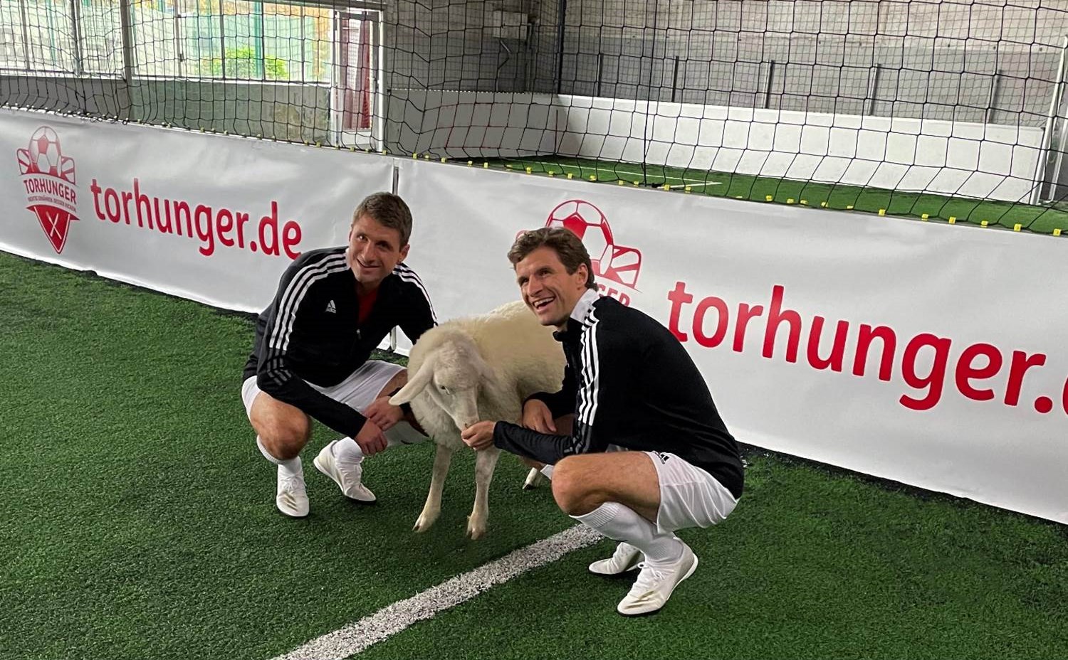 Bild: Die Brüder Thomas Müller und Simon Müller geben, unterstützt durch das Schaf Dolly, in sechs Videos praktische Ernährungstipps, die fit für den Fussball machen. Die Videos sind Teil der neuen Torhunger-Kampagne von REWE, einer Ernährungs-Initiative in Kooperation mit dem DFB. (Bildrechte REWE Group)