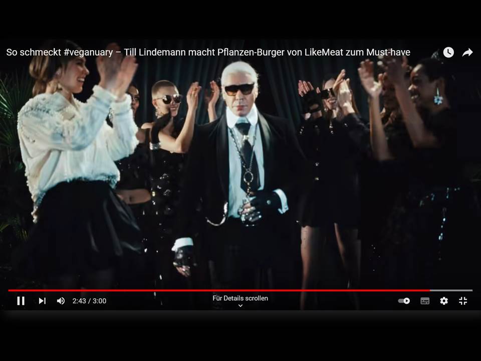 Bild: Screenshot aus dem Youtube-Video | So schmeckt #veganuary – Till Lindemann macht Pflanzen-Burger von LikeMeat zum Must-have (Screenshot v. 11.01.2022)