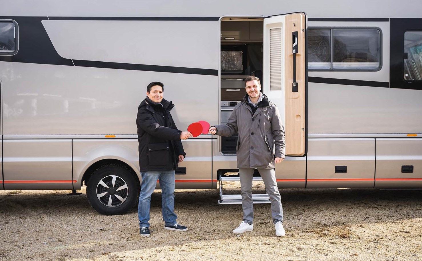 Timo Boll und CIVD-Geschäftsführer Daniel Onggowinarso vor Bolls präferiertem Fahrzeug für bequemes Reisen, dem Wohnmobil