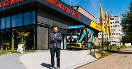 In 80 Ladesäulen um die Welt – Tobias Wagner startet mit seinem Mercedes-Benz eActros 600 zur Expedition. Die DHL Group begleitet das Projekt als offizieller und exklusiver Logistikpartner. (Quelle: DHL)