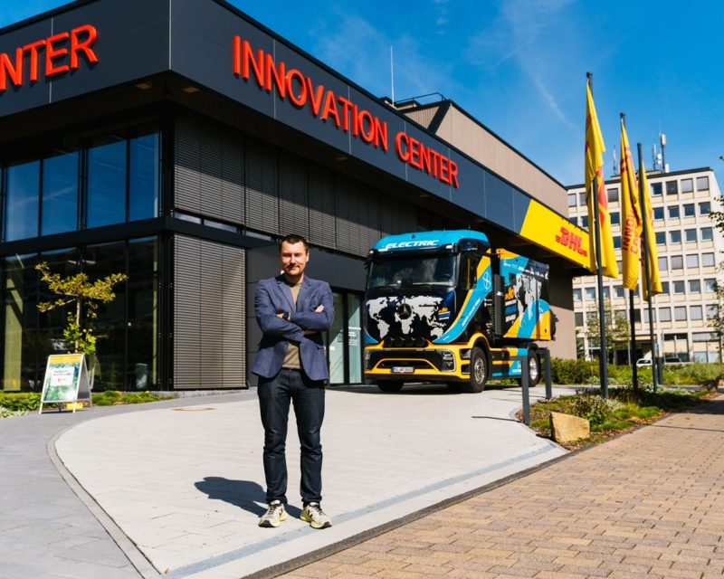 In 80 Ladesäulen um die Welt – Tobias Wagner startet mit seinem Mercedes-Benz eActros 600 zur Expedition. Die DHL Group begleitet das Projekt als offizieller und exklusiver Logistikpartner. (Quelle: DHL)