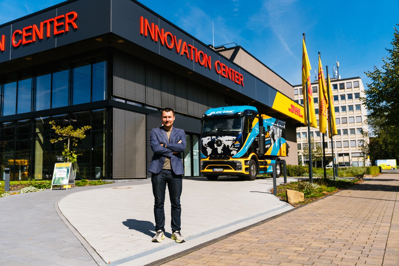 In 80 Ladesäulen um die Welt – Tobias Wagner startet mit seinem Mercedes-Benz eActros 600 zur Expedition. Die DHL Group begleitet das Projekt als offizieller und exklusiver Logistikpartner. (Quelle: DHL Group)