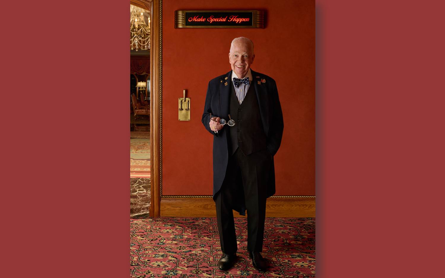 Der in 2018 verstorbene Tom Wolfe, der oft als America's First Concierge bezeichnet wird, spielt in der neuen Fairmont-Kampagne den Ehrengast (Copyright: Fairmont)