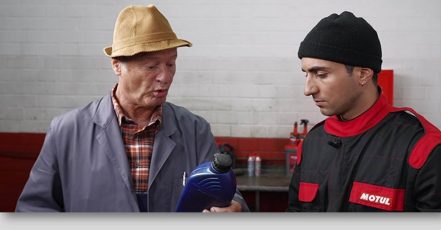 Aufklärungskampagne mit Humor – In verschiedenen Videos weist "Hausmeister-Krause" (gespielt von Tom Gerhardt) für MOTUL auf die Tücken im betrieblichen Umweltmanagement hin. (Bildrechte: MOTUL Deutschland GmbH)