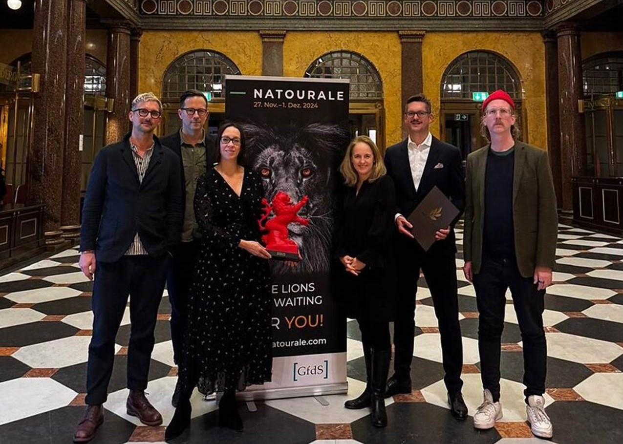 Szene von der Preisverleihung – Natourale Awards 2024 – 29.11.2024 im Kurhaus Wiesbaden. Das Team von Tourism Ireland freut sich über ihren Award. (Bildrechte: Tourism Ireland)