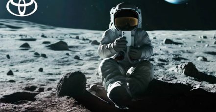 Ein Motiv der neuen Toyota Online Leasing Kampagne, die auf dem Mond spielt, aber mittels KI-Tools im Agentur-Studio konzipiert und kreiert wurde (Quelle: T&Pm Germany)