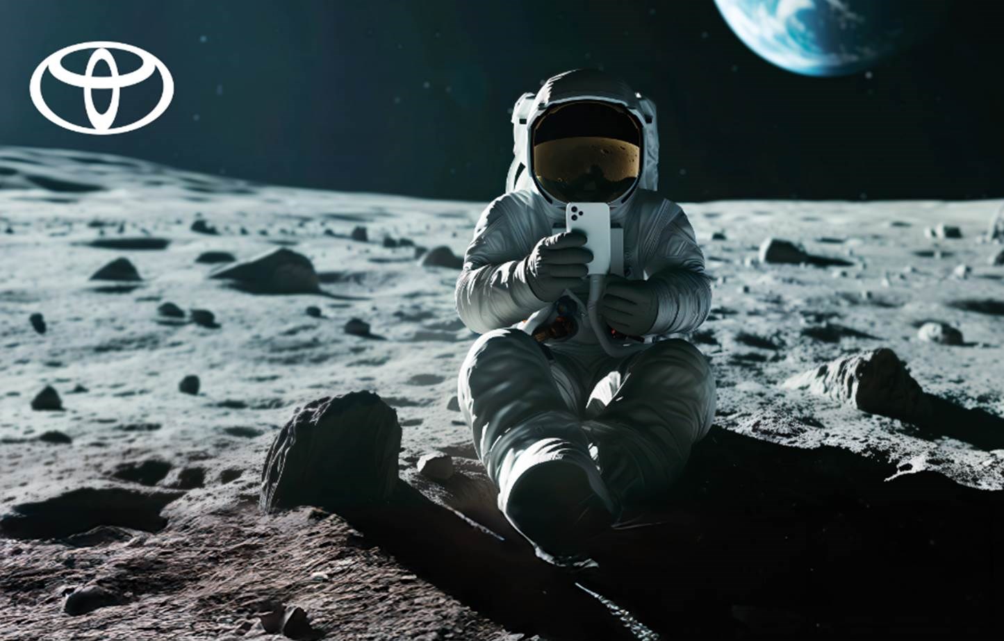 Ein Motiv der neuen Toyota Online Leasing Kampagne, die auf dem Mond spielt, aber mittels KI-Tools im Agentur-Studio konzipiert und kreiert wurde (Quelle: T&Pm Germany)