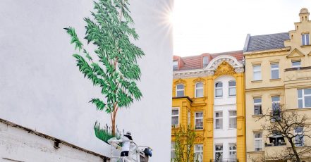 Treedom Projekt "We grow trees". Ein Baum-Mural wächst in der Wexstraße 34, Berlin Wilmersdorf, in die Höhe.