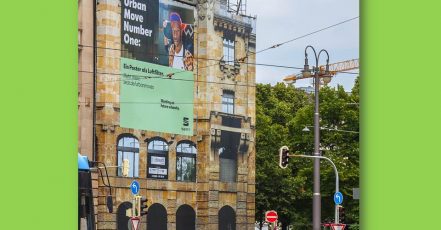 Seat wirbt als erster Kunde in Deutschland auf einem luftreinigenden Riesenposter: Quelle: obs/Outsite Media GmbH/Bernd Ducke (Copyrights: Outsite Media GmbH; Fotograf: Bernd Ducke)