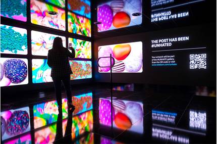 Der Telekom-Messestand auf dem Mobile World Congress 2022 macht sich mit einem interaktiven KI-Exponat stark gegen Hass im Netz