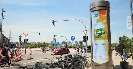 Volvic Public Video auf einem City Tower von Ströer, Teil der Volvic OOH- / DOOH-Kampagne während der Fußball-EM 2024 (Bild / Quelle: Ströer SE & Co. KGaA)