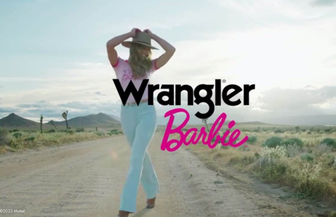 Szene aus dem Kampagnen-Spot zur neuen Wrangler x Barbie Kollektion (Quelle / Copyrights: Mattel, Inc. | Wrangler x Barbie Kooperation)
