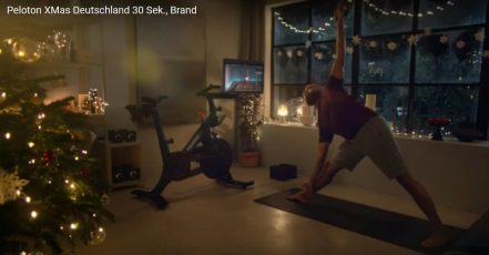 Screenshot: Weihnachts-Workout 2020 – Peloton TV-Spot auf Youtube