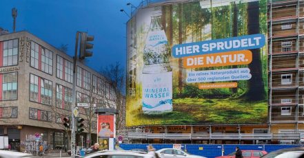 Weltwassertag 2022 - Großplakat-Aktion in Berlin setzt natürliches Mineralwasser, den unersetzbaren Schatz aus der Tiefe, in Szene (Bildrechte / Fotograf: Verband Deutscher Mineralbrunnen VDM)