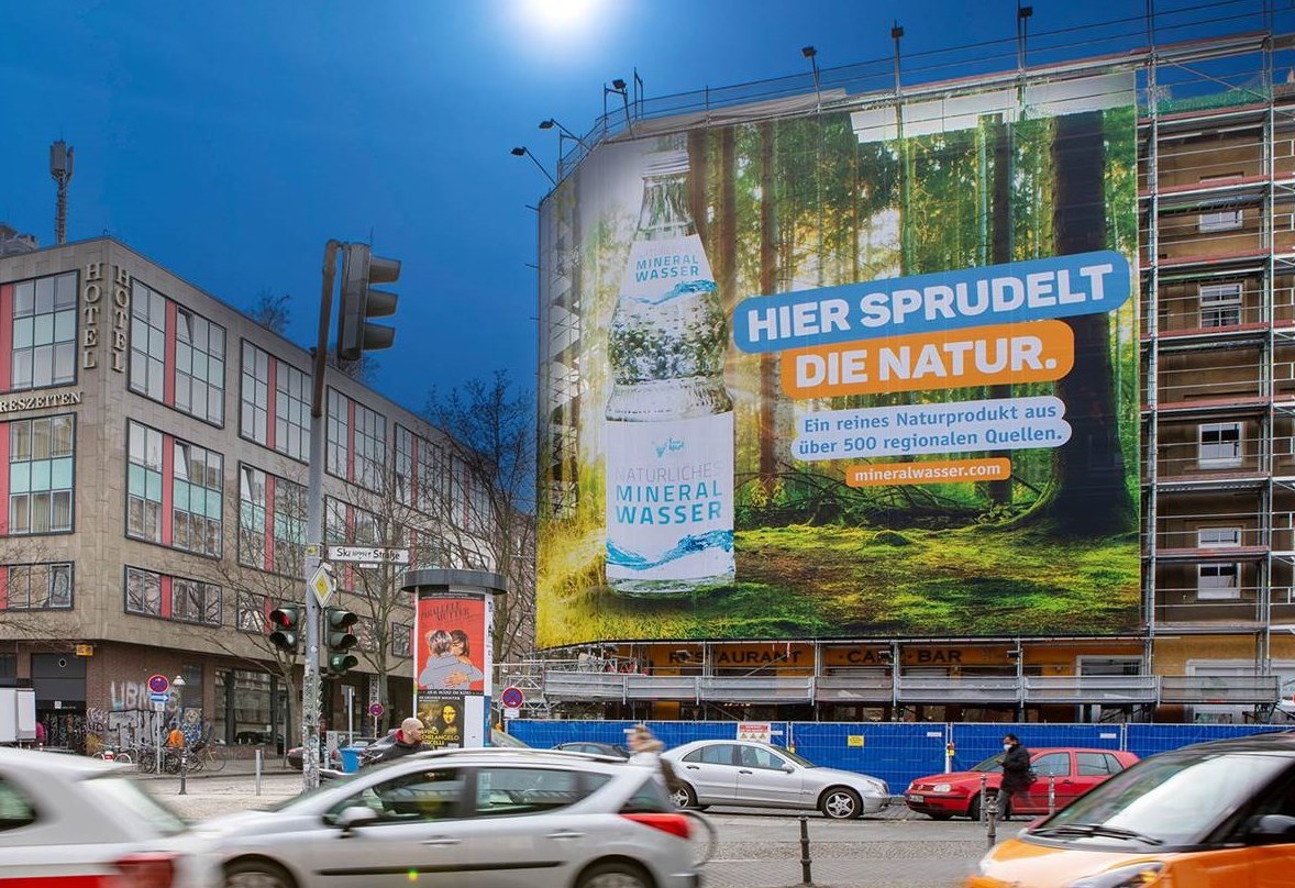 Weltwassertag 2022 - Großplakat-Aktion in Berlin setzt natürliches Mineralwasser, den unersetzbaren Schatz aus der Tiefe, in Szene (Bildrechte / Fotograf: Verband Deutscher Mineralbrunnen VDM)