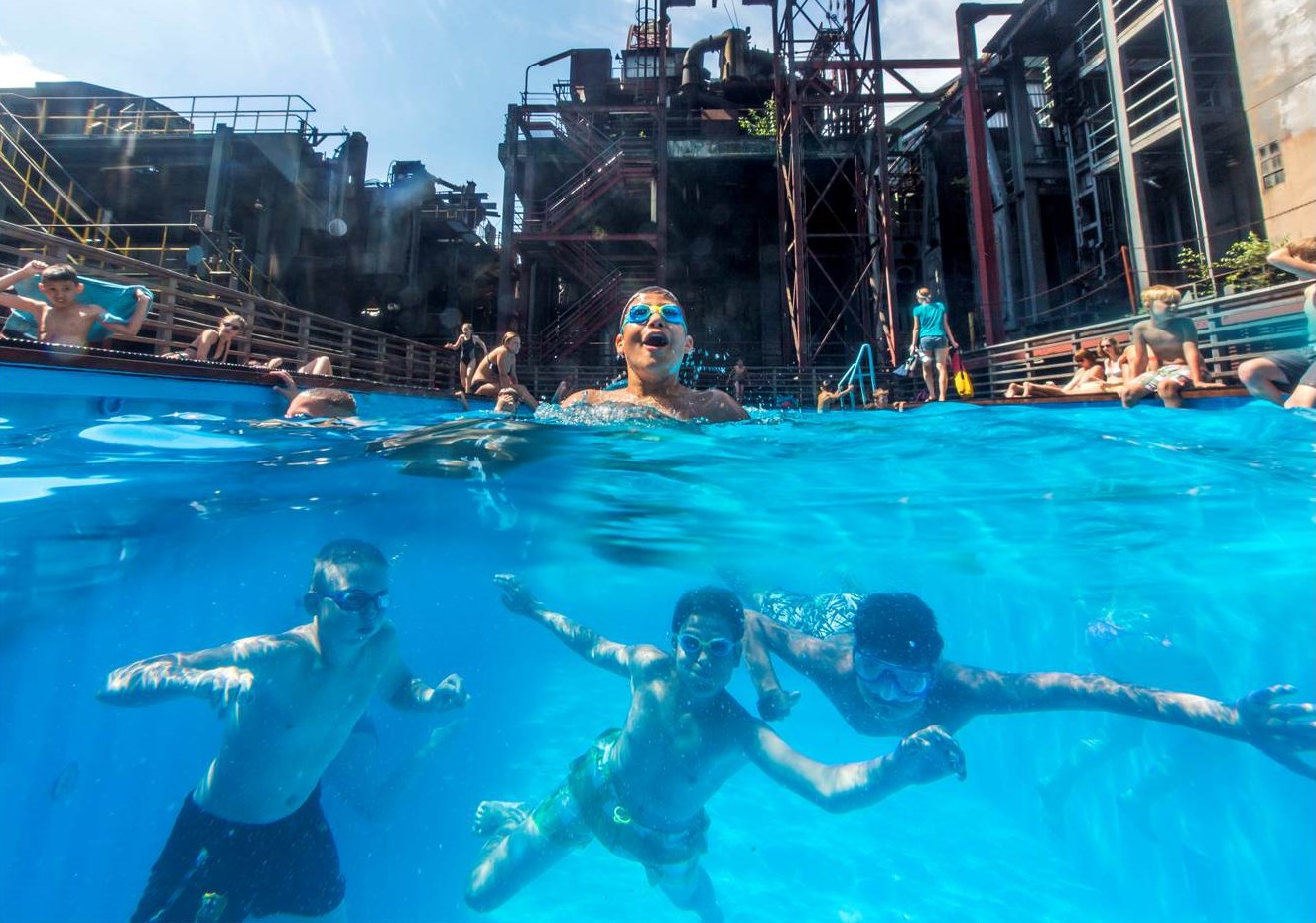 Das Werksschwimmbad auf dem Kokerei Gelände des UNESCO-Welterbes Zollverein, eingefangen von Jochen Tack, ist für den PR-Bild Award 2025 nominiert. (Copyright: Stiftung Zollverein, Jochen Tack)