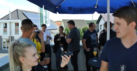 Auf der Dachterrasse fand ein Get-together der Youtuber statt. Dabei wurden Erfahrungen und Kontakte getauscht – und natürlich Videos für die Social-Media-Kanäle gedreht. Bild / Copyright: allkauf haus