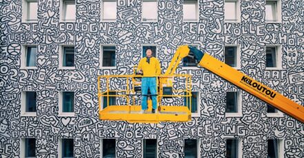 Der New Yorker Künstler Timothy Goodman vor dem von ihm gestalteten Mural für a&o Hostels, Köln Neumarkt (Foto: Felix Kleymann)