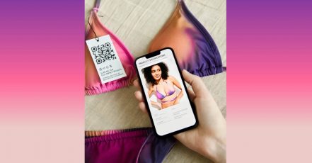 bonprix Bikini mit Sustainability Passport. Beim Scan des QR Codes gelangt man auf eine Landingpage mit Informationen zur Umweltbilanz des Produktes entlang der Lieferkette. (Bildrechte: bonprix)
