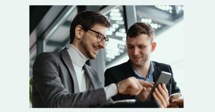 Business People mit Smartphone (Quelle: Messe Düsseldorf | Foto: ArthurHidden / Freepik)
