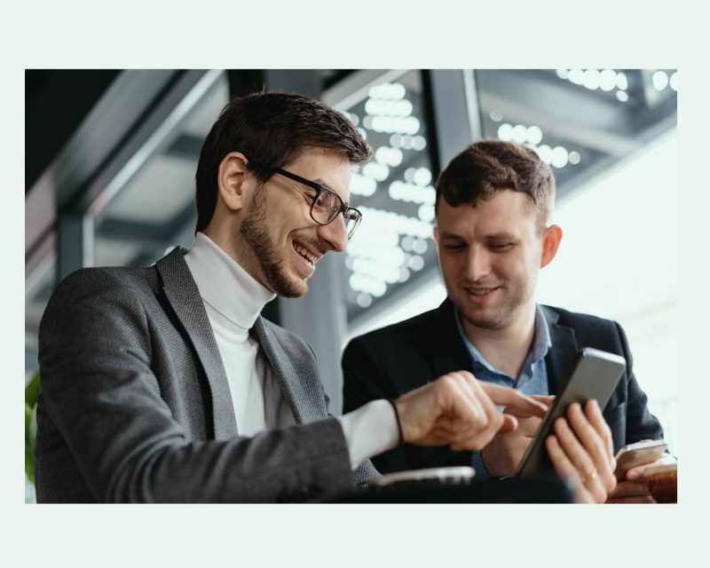 Business People mit Smartphone (Quelle: Messe Düsseldorf | Foto: ArthurHidden / Freepik)