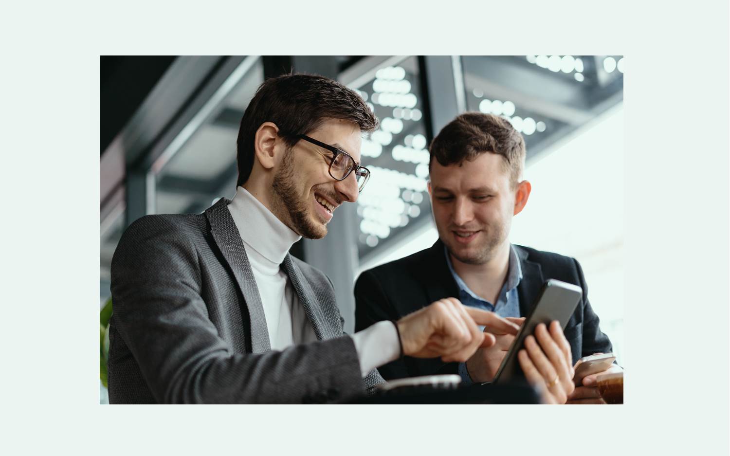 Business People mit Smartphone (Quelle: Messe Düsseldorf | Foto: ArthurHidden / Freepik)