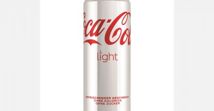 Die Coca-Cola Light Dose im Full-Silver-Look ist 2025 zurück in den Regalen des Einzelhandels (Bildrechte: Coca-Cola GmbH)