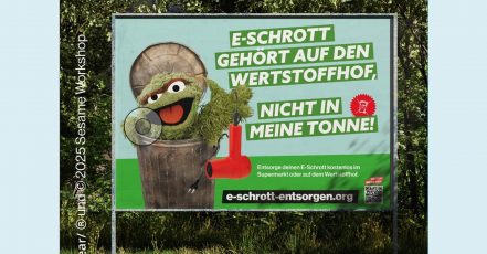 Oskar aus der Tonne - OOH-Motiv der neuen Kampagne zur Entsorgung von Elektro-Schrott der stiftung ear und der Sesamstraße (Copyright: stiftung ear, Sesame Workshop)