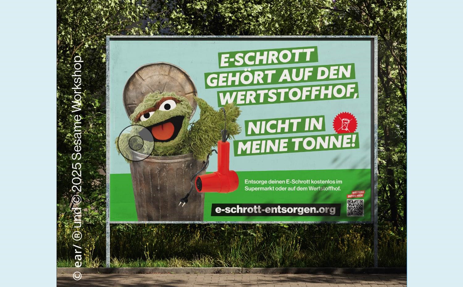Oskar aus der Tonne - OOH-Motiv der neuen Kampagne zur Entsorgung von Elektro-Schrott der stiftung ear und der Sesamstraße (Copyright: stiftung ear, Sesame Workshop)