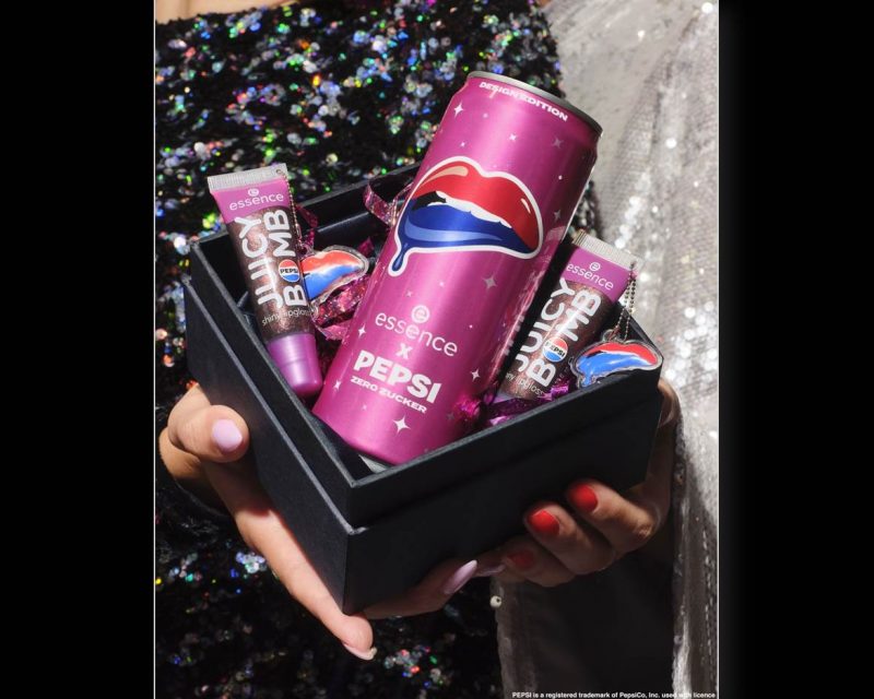 Neben dem Juicy Bomb Shiny Lipgloss umfasst die essence x Pepsi Collab auch eine exklusiv mit essence designte Pepsi Design Edition Dose. Diese ist nicht im Handel erhältlich, sondern wird im Rahmen von Aktionen vergeben. (Bildquelle: Pepsi / PepsiCo)