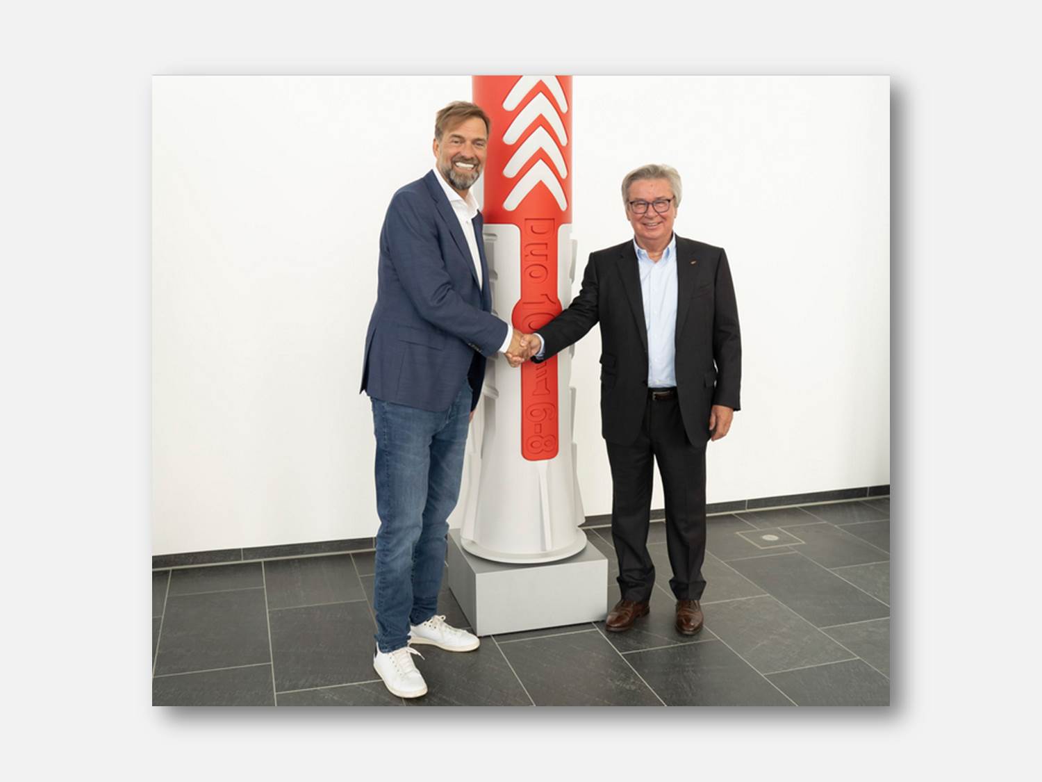 Erfolgstrainer Jürgen Klopp, der neue Markenbotschafter der Unternehmensgruppe fischer, und Firmeninhaber Prof. Klaus Fischer, freuen sich auf die Zusammenarbeit. (Bildrechte: Unternehmensgruppe fischer)