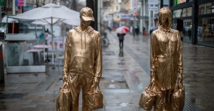 efurbed startet 'The Last Shopper' Aktion – Goldene Kunst-Skulpturen mahnen in München und Wien zum Black Friday 2023 (Copyrights: refurbed)
