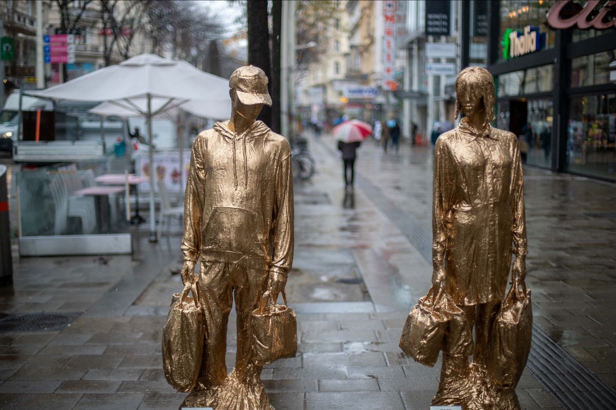 refurbed startet 'The Last Shopper' Aktion 2023 – Goldene Kunst-Skulpturen mahnen in München und Wien am Black Friday (Copyrights: refurbed)