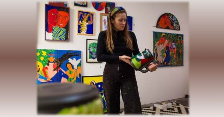 Madita Kloss mit einem ihrer Kunstwerke für die 'refurbed x Madita Kloss Limited Edition' Charity Aktion. (Bildquelle: Refurbed Marketplace GmbH)