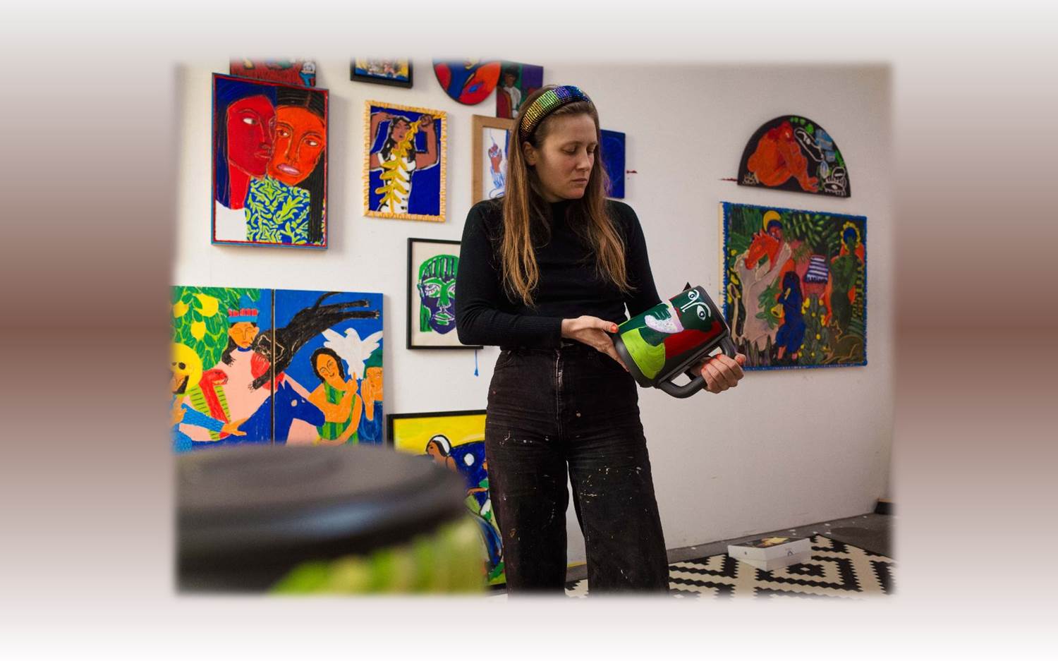 Madita Kloss mit einem ihrer Kunstwerke für die 'refurbed x Madita Kloss Limited Edition' Charity Aktion. (Bildquelle: Refurbed Marketplace GmbH)