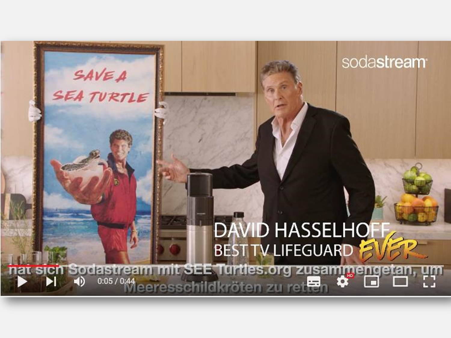 Bild: Szene aus dem SodaStream Earth Day Kampagnen-Video 2022 mit David Hasselhoff