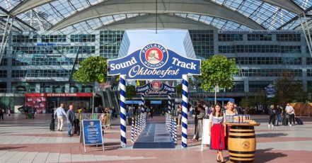 Kreative OOH Installation zum Oktoberfest 2023 - Der Paulaner "SoundTrack" am Flughafen München zwischen Terminal 1 und 2 (Bildnachweis: thjnk / Paulaner )