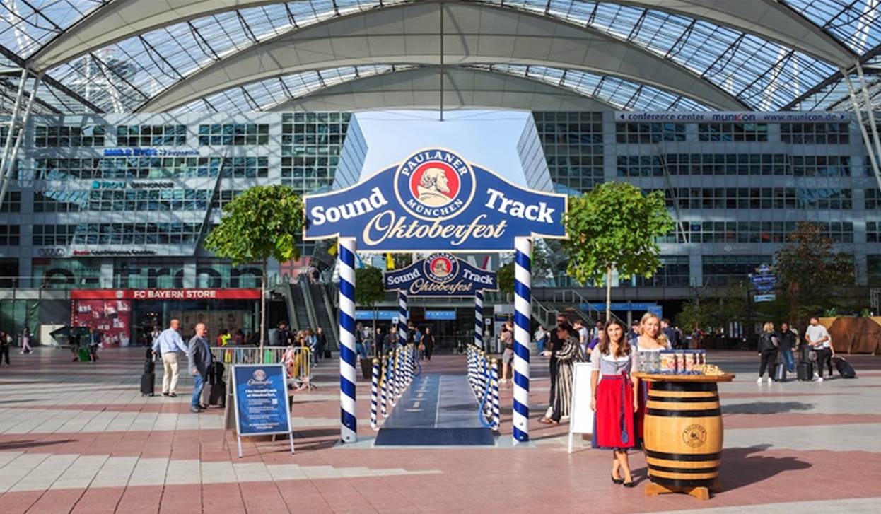 Kreative OOH Installation zum Oktoberfest 2023 - Der Paulaner "SoundTrack" am Flughafen München zwischen Terminal 1 und 2 (Bildnachweis: thjnk / Paulaner )